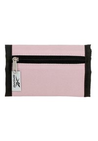 Cartera de tela rosa y negra con un bolsillo de cremallera horizontal y una etiqueta con el logo de Reebok en el lado izquierdo.