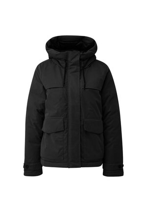 Čierna zateplená bunda s kapucňou, ktorá má predný zips, dve veľké vrecká s klopou a nastaviteľné šnúrky na kapucni a manžetách.