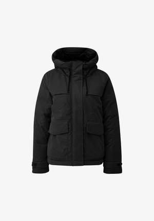 Crna izolirana jakna s kapuljačom, s prednjim patentnim zatvaračem, dva velika džepa s preklopom i podesivim vezicama na kapuljači i manžetama.