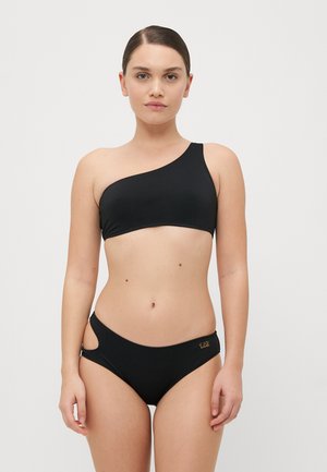 Svart bikini med topp med én skulder og høytutsnittede truser med sideutskjæringer; glatt tekstur med gullakcent på midjebåndet.