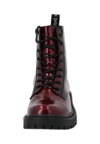 Błyszczące czerwone skórzane botki za kostkę z okrągłym noskiem, czarnymi sznurowadłami i teksturowaną powierzchnią. Gruba czarna podeszwa z głębokim bieżnikiem, z pętelką do wsuwania.