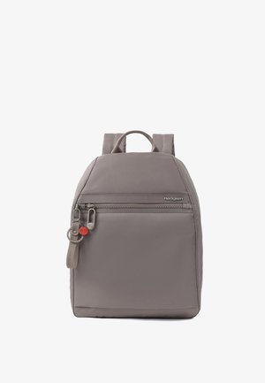 Sac à dos gris Hedgren avec poche zippée à l'avant, bretelles rembourrées et porte-clés de marque suspendu à la tirette.