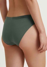 Katoenen slip in donkergroen, met een soepele tailleband en naadloze randen voor comfort. Eenvoudig ontwerp met een klassieke silhouet.