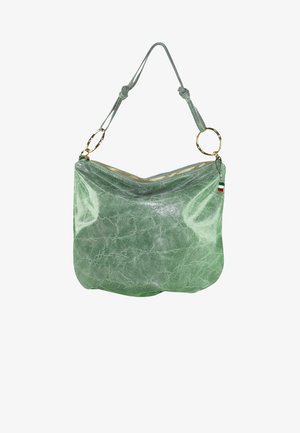 Sac à main en cuir texturé vert avec une forme incurvée. Dispose d'un zipper doré et d'accents en matériel doré, ainsi que d'une étiquette décorative tricolore.