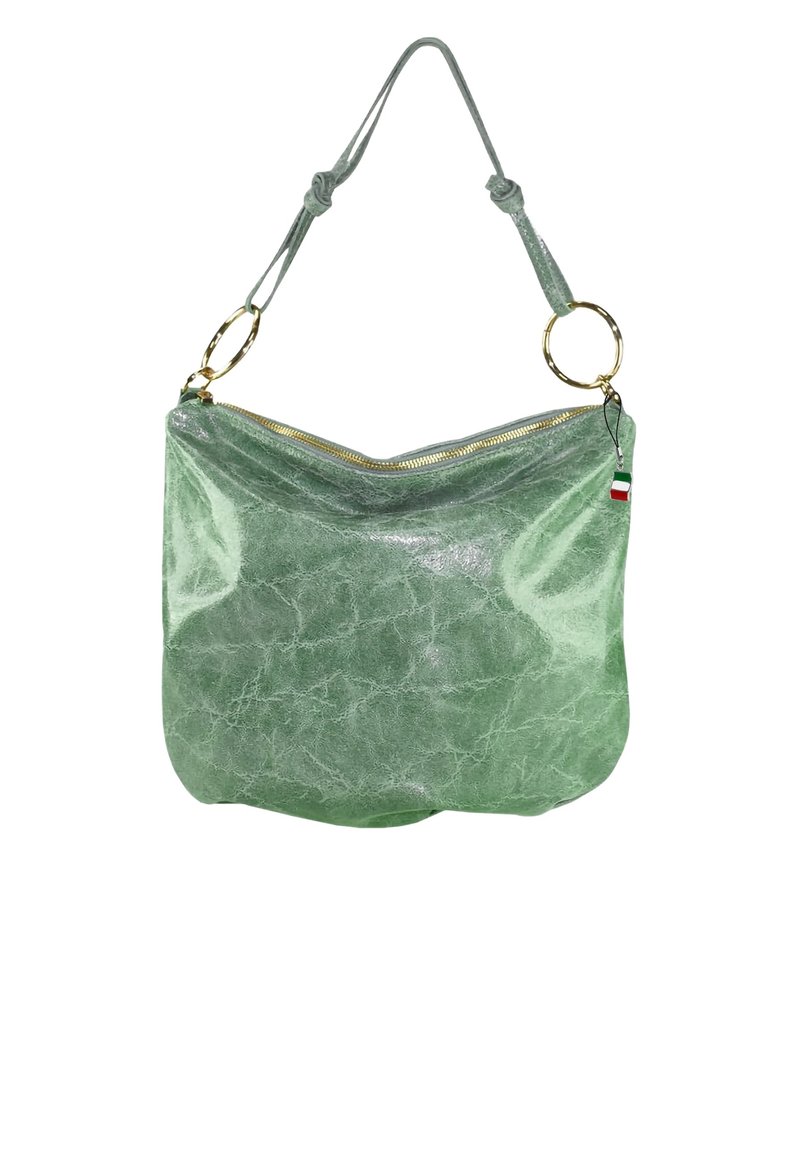 Groene, gestructureerde leren handtas met een gebogen vorm. Voorzien van een gouden rits en hardware-accenten, samen met een decoratieve driekleurige tag.