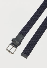 Cinturón tejido azul marino con respaldo de cuero liso, hebilla de metal y textura trenzada, con líneas limpias y un diseño elegante.