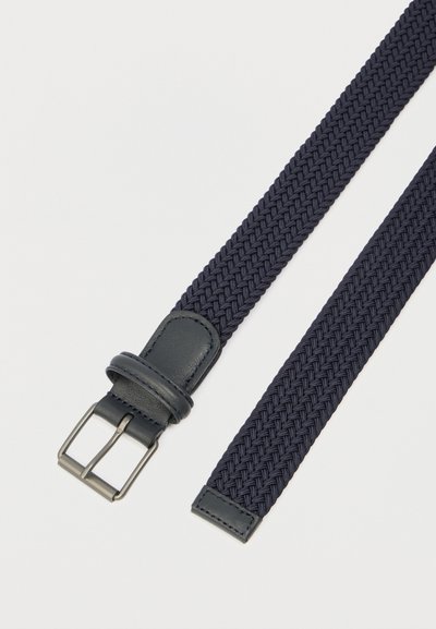 Ναυτικό υφαντό ζώνη με λείο δερμάτινο πίσω μέρος, μεταλλική αγκράφα και πλεκτή υφή, που διαθέτει καθαρές γραμμές και κομψό σχεδιασμό.