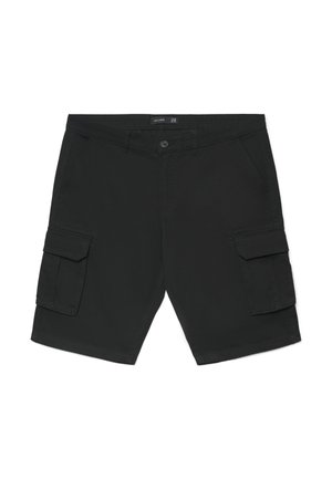 Pantaloncini cargo neri con tasche a patta laterali, chiusura con bottoni e cerniera, e passanti per cintura, distesi su uno sfondo bianco.