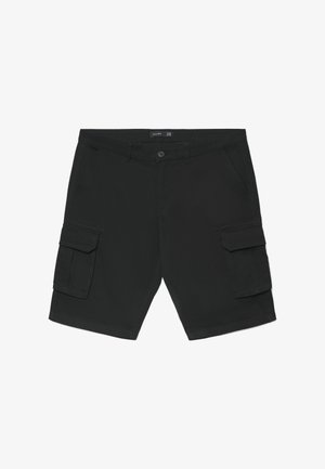 Schwarze Cargo-Shorts mit seitlichen Klappentaschen, Knopf- und Reißverschluss sowie Gürtelschlaufen, flach auf einem weißen Hintergrund liegend.