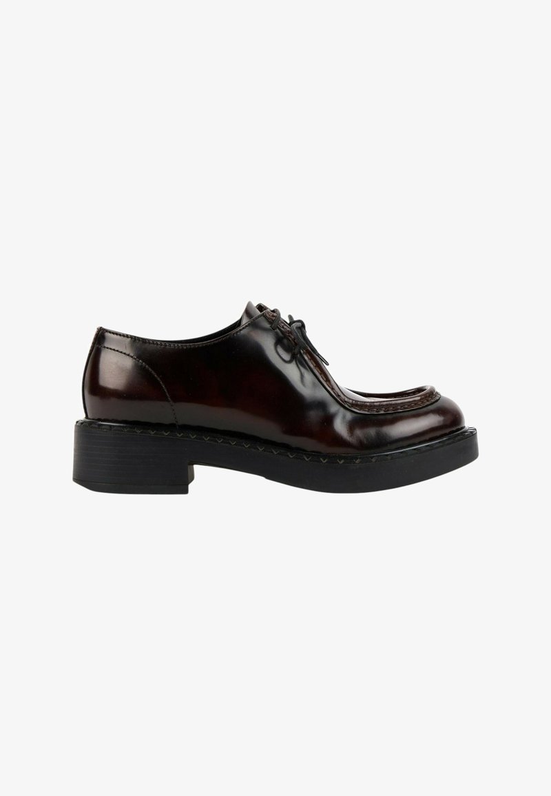 Chaussure habillée en cuir marron foncé à lacets avec semelle noire épaisse et talon bas, vue de côté sur fond blanc.