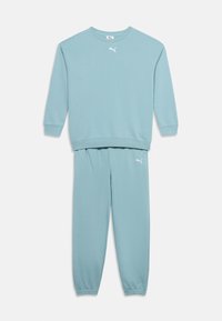 Ανοιχτό μπλε φόρμα Puma με μακρυμάνικο φούτερ και ταιριαστό παντελόνι jogger, και τα δύο με λευκά λογότυπα Puma στο στήθος και στο μηρό.