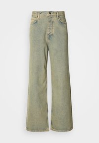 Tág belsőszárú farmernadrág világoskék denim anyagból, magas derékkal, klasszikus öt zsebes kialakítással és elülső gombos záródással.