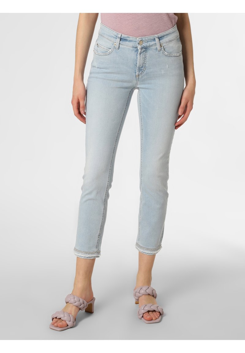 Jeans skinny blu chiaro con un design leggermente rovinato, cinque tasche e orlo sfilacciato. Abbinati a sandali con tacco intrecciati rosa chiaro.