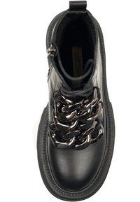 Zwarte leren enkellaars met een ronde neus, zijrits en opvallende metalen kettingdetails over de veters. Geverfde rubberen zool.