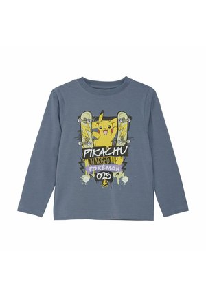 Langarmshirt aus blauer Baumwolle mit einem Grafikmotiv von Pikachu auf einem Skateboard, umgeben von Blitzen. Der Text beinhaltet "Charged Up" und "Pokémon 025."