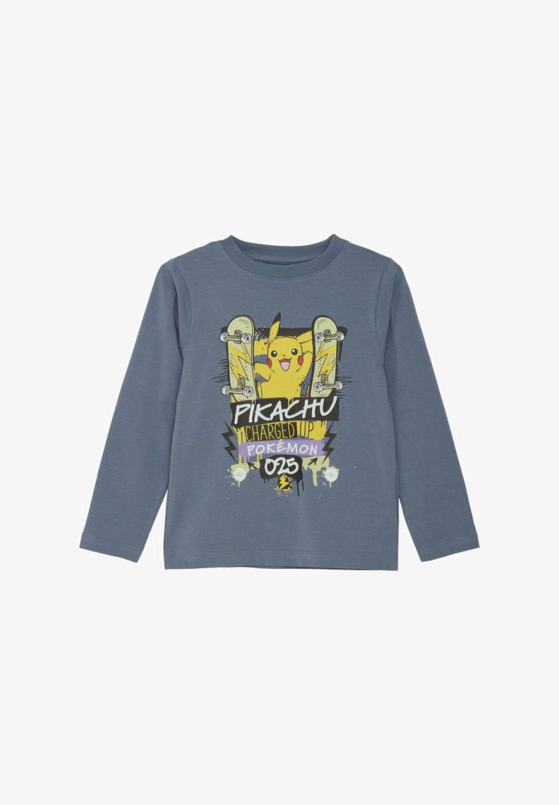 Langarmshirt aus blauer Baumwolle mit einem Grafikmotiv von Pikachu auf einem Skateboard, umgeben von Blitzen. Der Text beinhaltet "Charged Up" und "Pokémon 025."