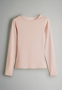 Dugih rukava, svijetlopinkasti top od mekog pamuka, s okruglim izrezom i ravnim krojem, s minimalnim detaljima šavova.