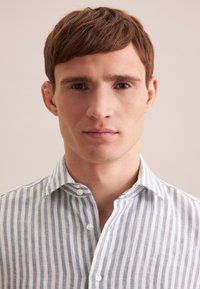 Gestreepte button-up shirt in lichtblauw en wit, met een kraag en een recht gesneden ontwerp. Lichtgewicht stof met een zachte textuur.