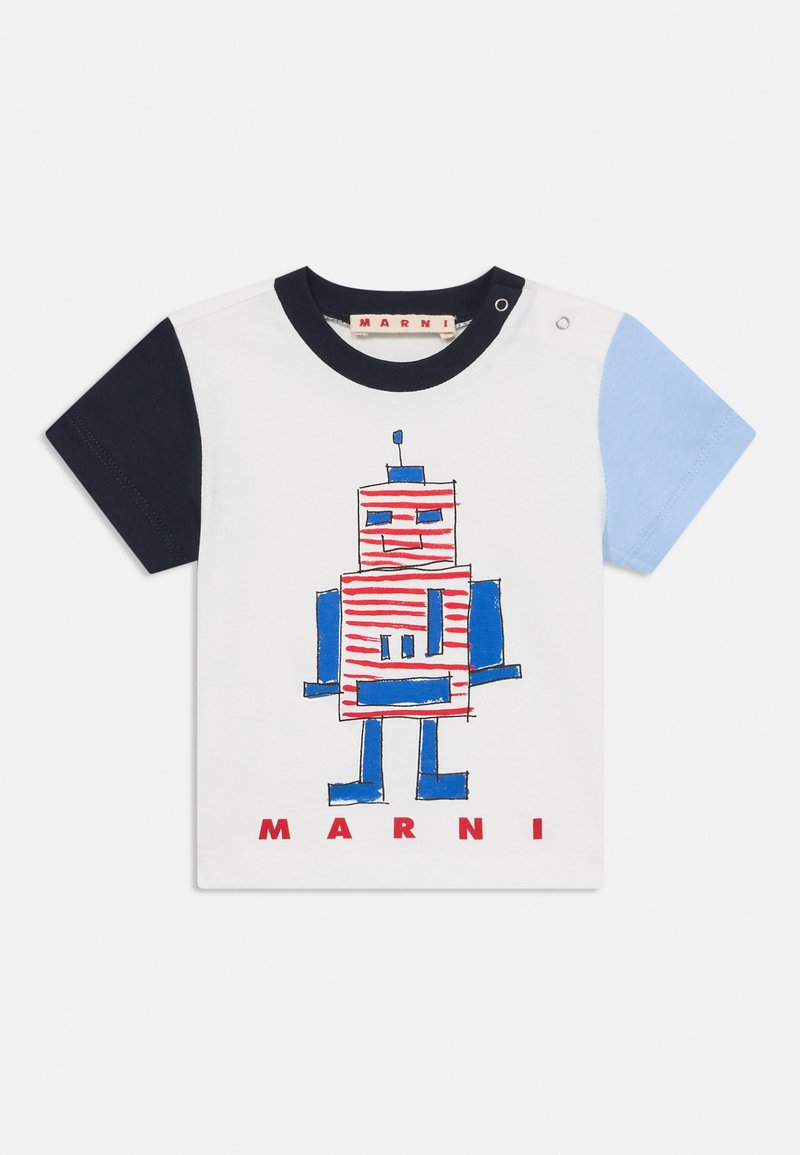 Camiseta de algodón de manga corta, con un estampado de robot multicolor. Los colores incluyen blanco, azul, marino y acentos rojos. Logo en la parte inferior.