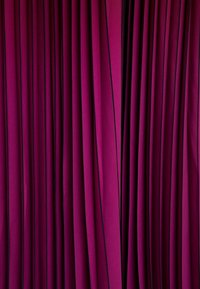 Tief fuchsiafarbenes, plissiertes Gewebe mit subtiler Textur, das durch dunkle Linien die Falten betont. Glatte Oberfläche, in vertikalen Paneelen angeordnet.