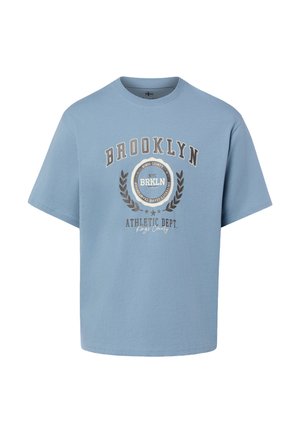 T-shirt azzurro chiaro a maniche corte con testo "Brooklyn Athletic Dept." e grafica di corona d'alloro in marrone e bianco sul davanti.