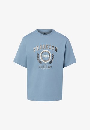 Hellblaues T-Shirt mit kurzen Ärmeln mit dem Text "Brooklyn Athletic Dept." und einer Lorbeergrafik in Braun und Weiß auf der Vorderseite.