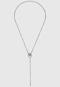 Lănțișor de argint cu un pandantiv oval, neted, având un închizător reglabil și un design elegant, minimalist.