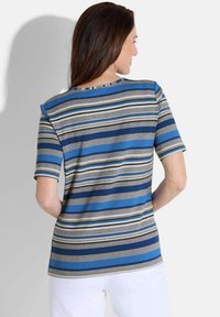 Gestreepte kortekorte top in tinten blauw, grijs en groen. Heeft een ontspannen pasvorm en een ronde halslijn. Glad katoenmengsel stof.