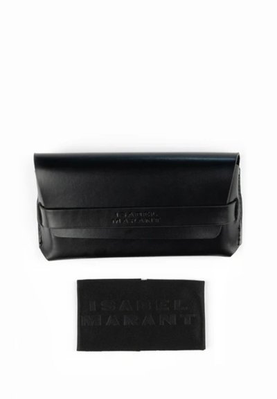 Clutch pieghevole in pelle nera con logo "Isabel Marant" in rilievo e targhetta rettangolare nera abbinata sotto, su sfondo bianco.