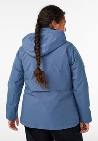 Mėlyna neperslankioji striukė su kapišonu, turinti nugaros ventiliacijos dizainą, ilgas rankoves ir glotnų paviršių. Tinka lauko veikloms.