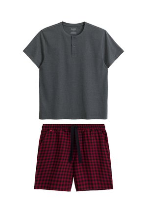 Szara koszulka z krótkim rękawem i okrągłym dekoltem, z dwoma guzikami, w połączeniu z szortami w czerwoną i czarną kratę z elastycznym pasem.