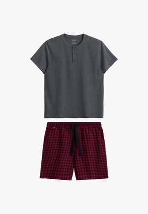 Szara koszulka z krótkim rękawem i okrągłym dekoltem, z dwoma guzikami, w połączeniu z szortami w czerwoną i czarną kratę z elastycznym pasem.