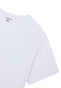 Biała koszulka z krótkim rękawem wykonana z miękkiego materiału. Charakteryzuje się okrągłym dekoltem i luźnym krojem. Metka pokazuje markę "Terranova" i rozmiar "XL."