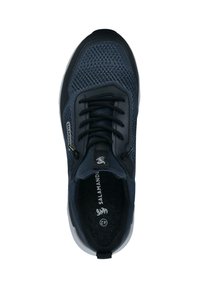 Marineblaue Sportschuhe mit Mesh-Obermaterial, schwarzen Akzenten, Schnürsenkeln und gepolstertem Kragen. Enthält Logodetail und strukturiertes Sohlenmuster. Größe 42.