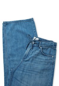 Světle modré džínové kalhoty s elastickým pasem a šňůrkou na stažení. Obsahují jednu přední kapsu a typické švy.