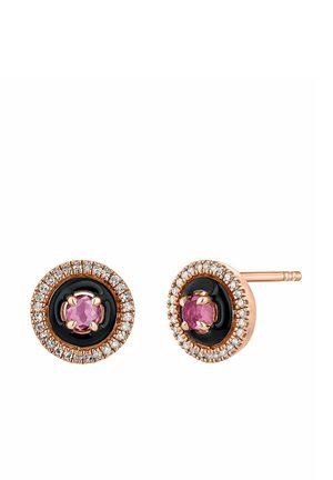 Pendientes redondos que presentan una gema rosa central rodeada de esmalte negro y un halo de pequeñas piedras transparentes, con acentos metálicos en oro rosa.