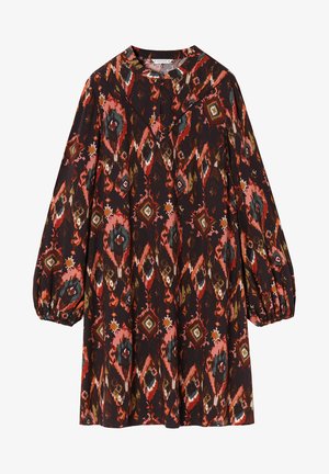 Sukienka z długim rękawem i okrągłym dekoltem, zdobiona kolorowym wzorem w diamenty w odcieniach czerwieni, różu, zieleni i czerni. Luźny krój.