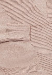 Helle rosa gestrickter Pullover mit einem gerippten Muster, V-Ausschnitt und langen Ärmeln mit gerippten Bündchen.