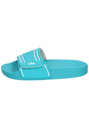 Hellblaue Schlippersandale mit einer strukturierten Gummisohle, ausgestattet mit einem breiten Riemen mit weißen Akzentstreifen und einem Logodetail auf der Vorderseite.