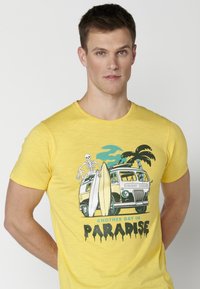 Koroshi SHORT SLEEVE  - Marškinėliai su spaudiniu - amarillo   yellow