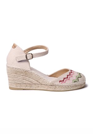 Beige canvas wedge espadrille-schoen met kleurrijke zigzagborduurwerk, een enkelband met een metalen gesp en een gevlochten jute zool.