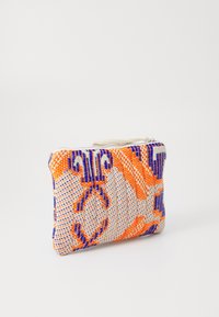 Szövet clutch narancssárga és kék geometrikus mintákkal, téglalap alakú, cipzáros záródású és textúrált felületű.