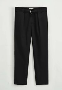 Pantalons noirs avec une texture lisse, dotés de plis, d'une passant de ceinture avec un anneau en argent, et d'un design à jambes droites.