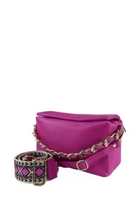 Roze leren crossbodytas met een gouden kettingriem en een verstelbare, patroonriem met geometrische ontwerpen in roze, zwart en beige.