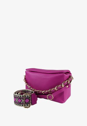 Roze leren crossbodytas met een gouden kettingriem en een verstelbare, patroonriem met geometrische ontwerpen in roze, zwart en beige.