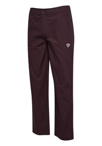 Bordeauxrode broek van stof met een gladde textuur, voorzien van een knoopsluiting en een geborduurd logo op het linkerbeen. Rechte pijpvorm.