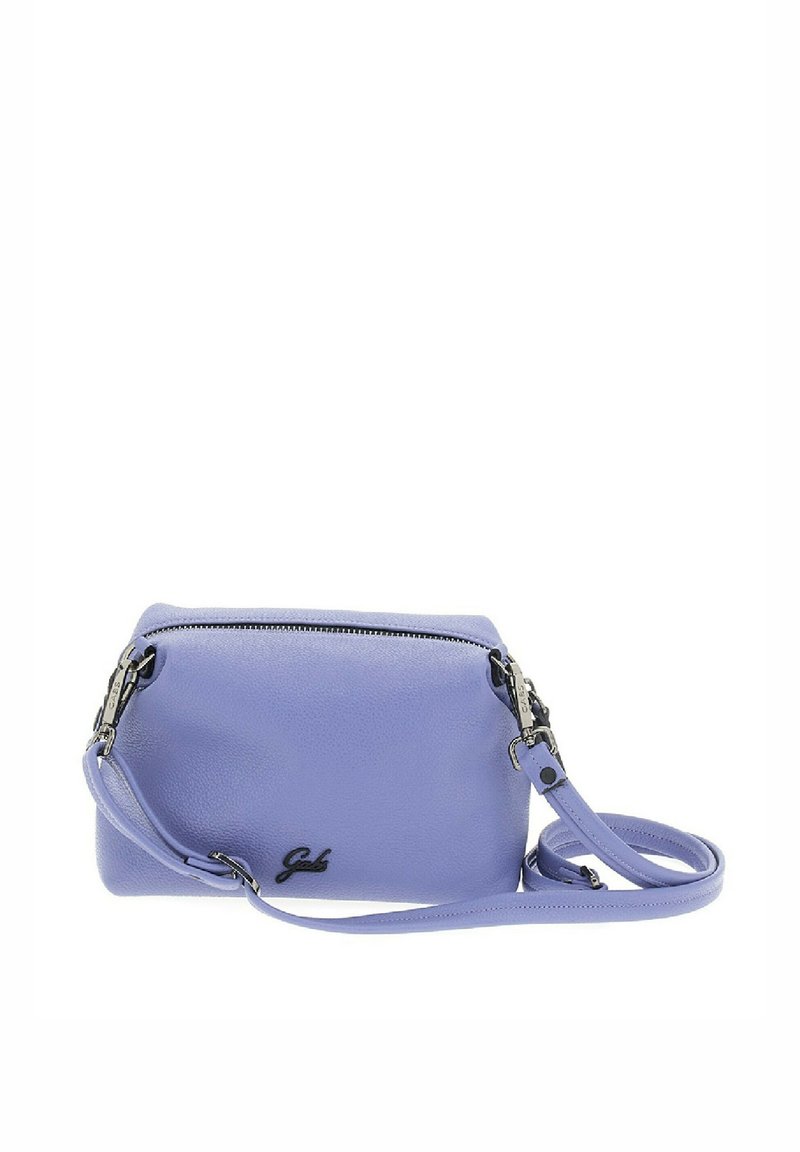 Piccola borsa a tracolla in morbida pelle lavanda, forma rettangolare con hardware argentato, chiusura a zip e tracolla regolabile. Logo del marchio visibile.