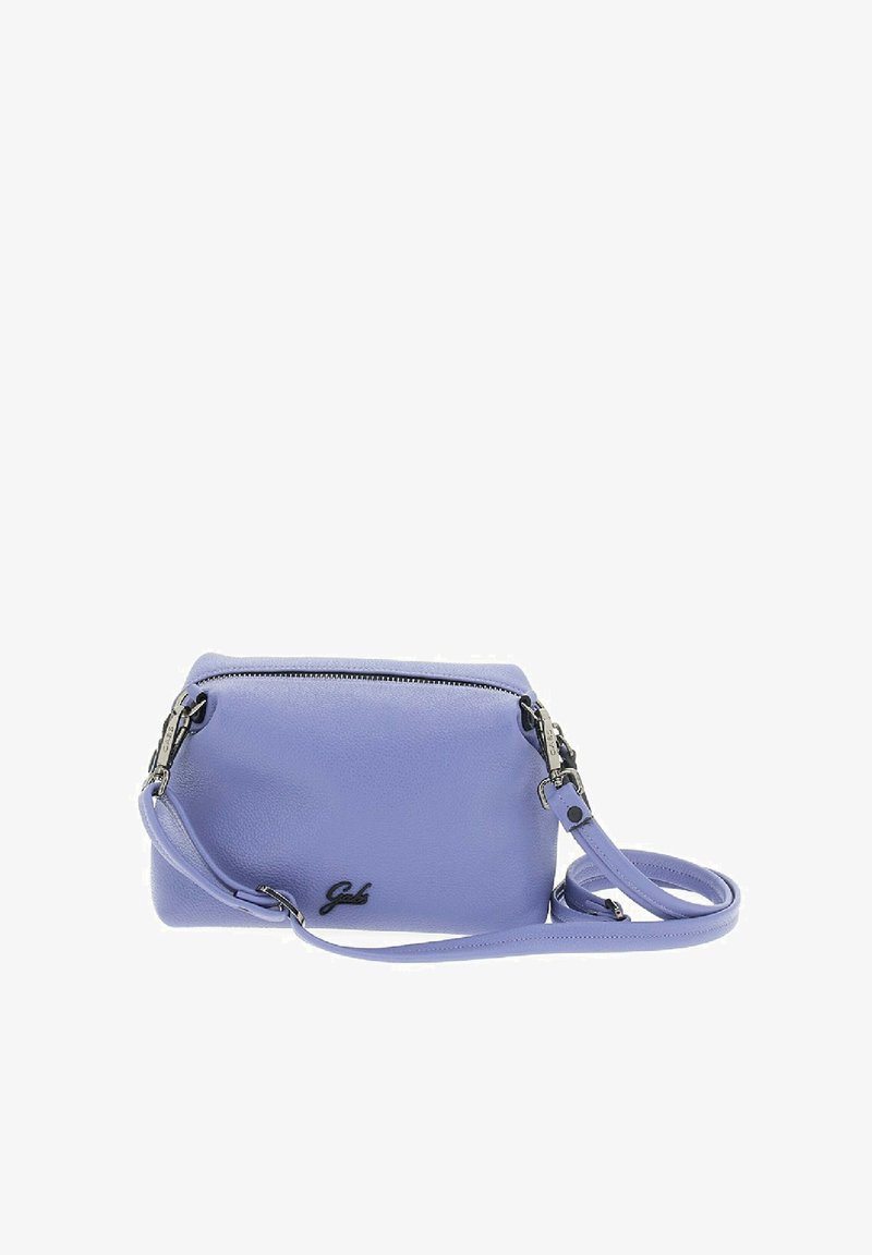 Piccola borsa a tracolla in morbida pelle lavanda, forma rettangolare con hardware argentato, chiusura a zip e tracolla regolabile. Logo del marchio visibile.