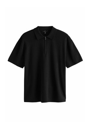 Tricou polo negru, fabricat dintr-un material moale, cu un guler clasic și o fermoar scurtă în față. Mâneci scurte și croială lejeră.