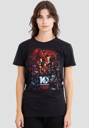 NETFLIX, STRANGER THINGS 10TH ANNIVERSARY POSTER - T-Shirt print - black